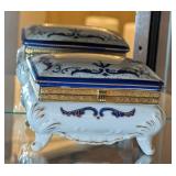 VTG PORCELAIN BLUE/WHITE FOOTED TRINKET DISH