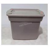 Rubbermaid storage tote with lid