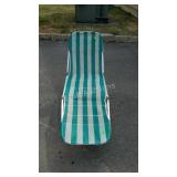 Folding patio lounge chair