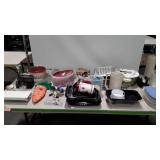 Group lot of kitchenware, includes plastic