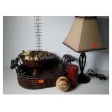 Home decor, lamp (tested and working), baskets