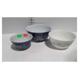Pyrex 3-pc nested mixing bowl set, blue & white