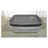 RUBBERMAID ROUGHNECK 10 gallon tote with lid.