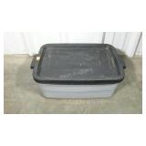 RUBBERMAID ROUGHNECK 10 gallon tote with lid.