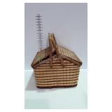Wicker picnic basket, lined