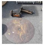 Saw blade, with grinding wheel and smaller saw