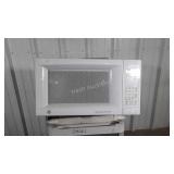 G.E. Microwave white color, working but needs