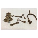 Trinket lot with part is spur, two keys etc