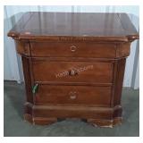 Stanley Nightstand, 3 drawers pulls need replaced