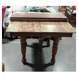 Oak five legged dinning table with three leaves