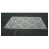 Gray and white geometric rug measures 5 foot by 7