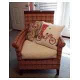 Wicker Accent Chair with 3 pillows, lovely