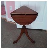 Accent Stand, triangle to clover leaf shaped Drop