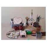 Home decor group lot, includes wall decor,