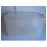 Rubbermaid storage tote with lid
