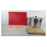 Kitchenwares, includes two Rubbermaid cutting