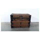 Flat top trunk with till tray, latches work,