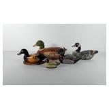 Five wooden and ceramic ducks in various sizes,