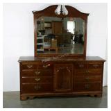 Thomasville dresser with mirror. Nice drawers,