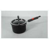 The pampered chef pot with lid, 1-1/2qt