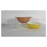 4 pyrex mixing bowls. All have handles on the