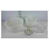 Sunbeam Glasbake bowls, a juicer and a glass