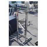 Adjustable arm clothes display rack