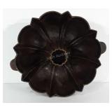 Cast iron bundt pan, unmarked. 10" diameter.