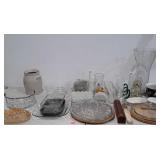 Mixed lot: glass cups, vases, trays, bowls.