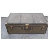 Military style footlocker, has all its handles