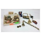 Mixture of jewelry, brooches, pins, key chains,