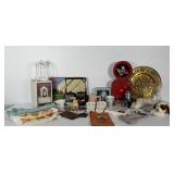 Mixed lot: cookie tins, coffee mugs, kitchen