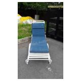 Patio lounge chair, with cushion