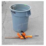 Brute trash can no lid, with watering can, hedge