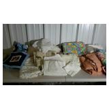 Group lot: assorted bed linens, curtains, wall