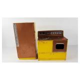 Nassau metal toy kitchen stove and refrigerator,