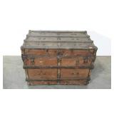 Storage trunk, 22 x 37 x 26, damage as shown