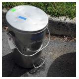 Stainless Measuring Container with lid, 10x17"