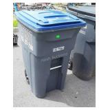 Toter Wheeled Trash container, 64 gallon, nice