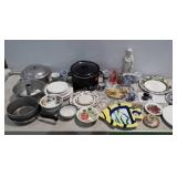 Mixed lot: dishes, aluminum cooking pans, a