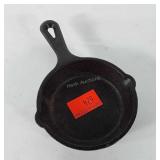 Small lodge cast iron skillet, 4"