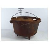 Tri-footed cast iron kettle with lid, 10", shows