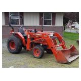 Kubota L2500 Compact Tractor with LB400 Kubota