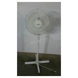 Duracraft oscillating floor fan. Trated, works.