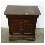 End table, needs cleaned