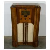 Antique RCA model 7K1, floor model radio in and