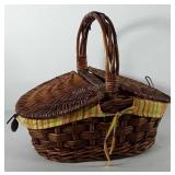 Picnic basket, hinges need repaired, see pictures