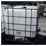 1000 Gallon Poly Liquid Container, with pallet