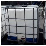 1000 Gallon Poly Liquid Container, with pallet