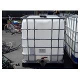 1000 Gallon Poly Liquid Container, with pallet